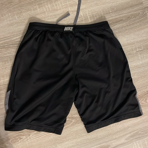 Vintage Nike basketball shorts - Picture 5 of 6